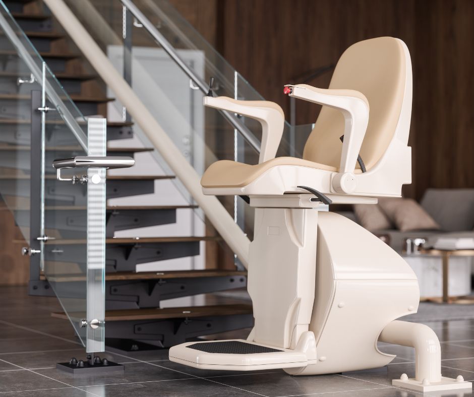 Treppenlift an moderne Holztreppe mit Glasgeländer